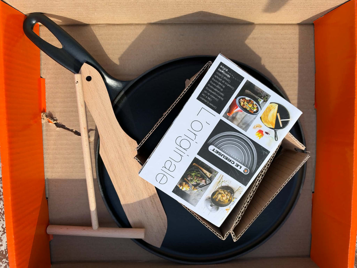 Le Creuset Cast Iron Crêpe Pan 27cm, Matte Black, with Spreader & Spatula | Open Box