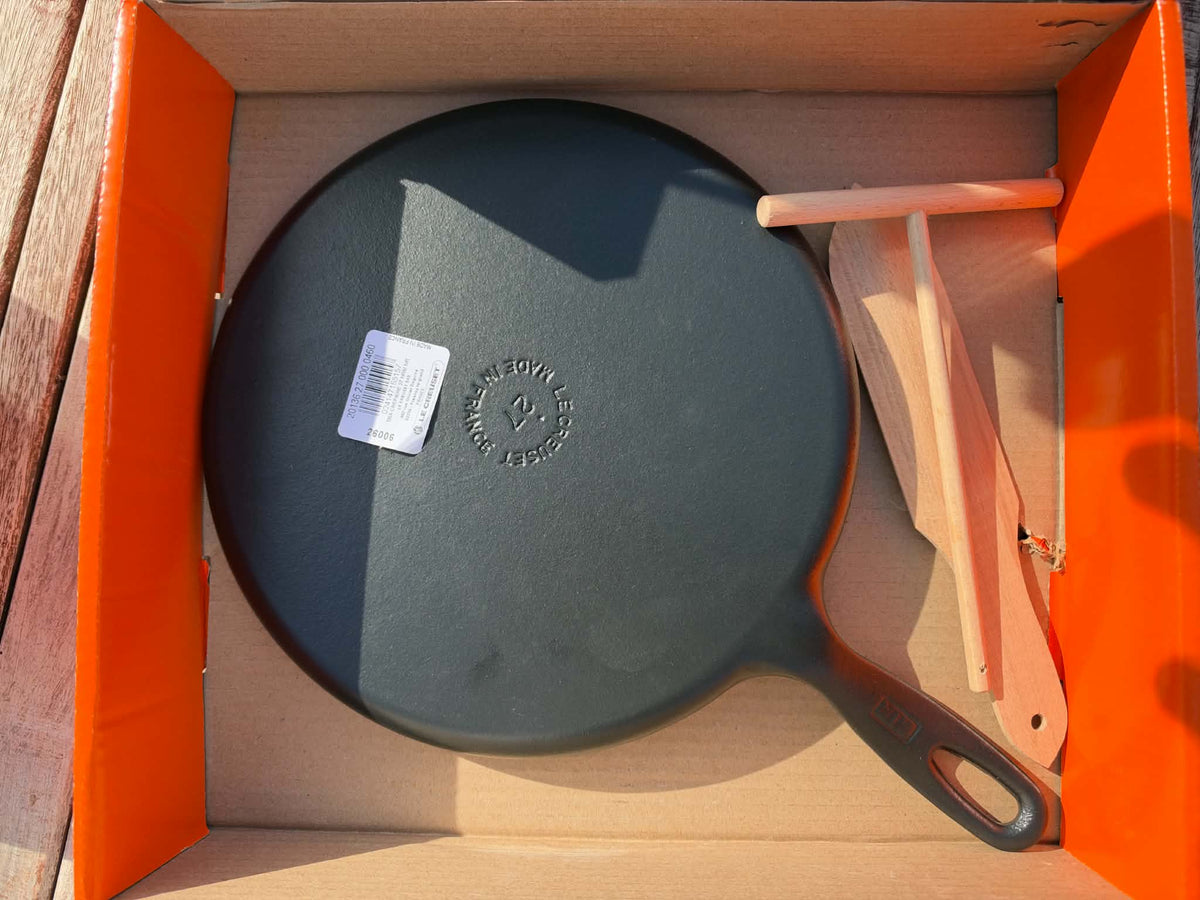 Le Creuset Cast Iron Crêpe Pan 27cm, Matte Black, with Spreader & Spatula | Open Box