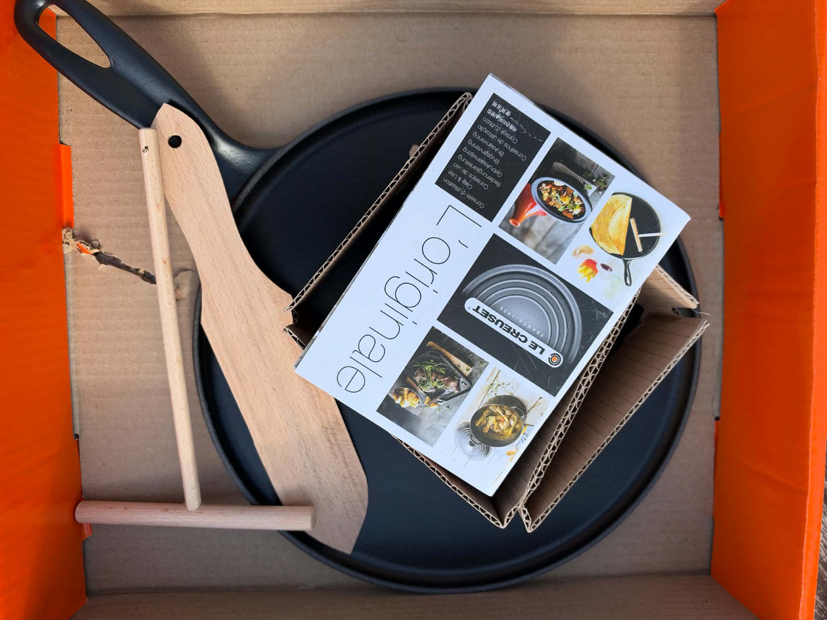 Le Creuset Cast Iron Crêpe Pan 27cm, Matte Black, with Spreader & Spatula | Open Box